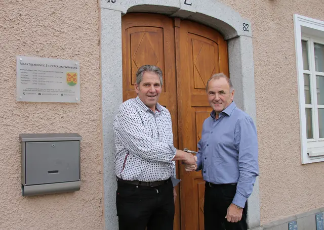 Engelbert Pichler (l.) übergibt das Bürgermeisteramt an den bisherigen Vizebürgermeister Ernst Breitenfellner. | Foto: MeinBezirk/Schütz