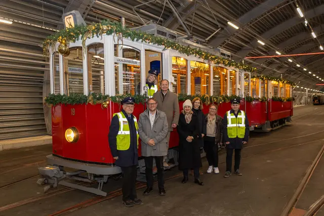 Die Christkindlbahn bringt auch heuer wieder ein wenig Nostalgie auf die Schienen der IVB. Im Bild (v.l.n.r.): Walter Pramstaller (Vorsitzender Tiroler MuseumsBahnen), Geschäftsführer Ekkehard Allinger-Csollich (IVB), Bürgermeister Johannes Anzengruber, Vizebürgermeisterin Elisabeth Mayr, Amtsvorständin Martina Zabernig (Kinder, Jugend und Generationen) und Referentin Sarah Mair (Generationenförderung und Projekte) gemeinsam mit den FahrerInnen der heutigen Tour von den Tiroler MuseumsBahnen. 

  | Foto: IKB/D. Jäger