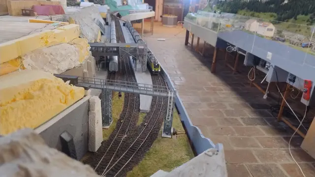 Bahnhof Enns Stadt – links am Plateau ist das historische Enns im Aufbau. | Foto: Modellbahnclub Sankt Florian