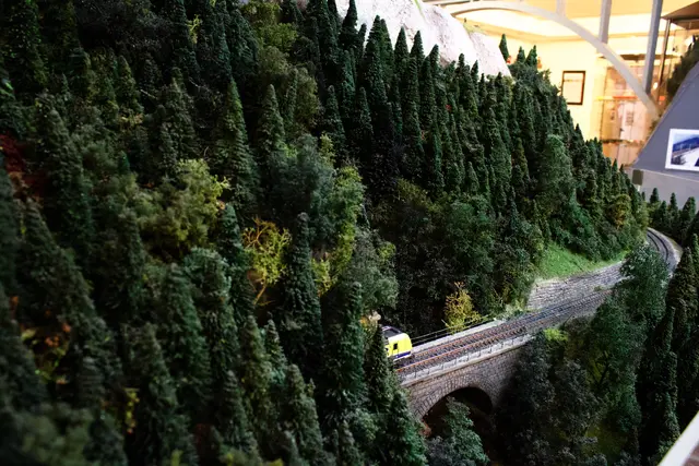 Aus dem Bosrucktunnel kommend geht es im 180° Bogen nach Klaus | Foto: Modellbahnclub Sankt Florian