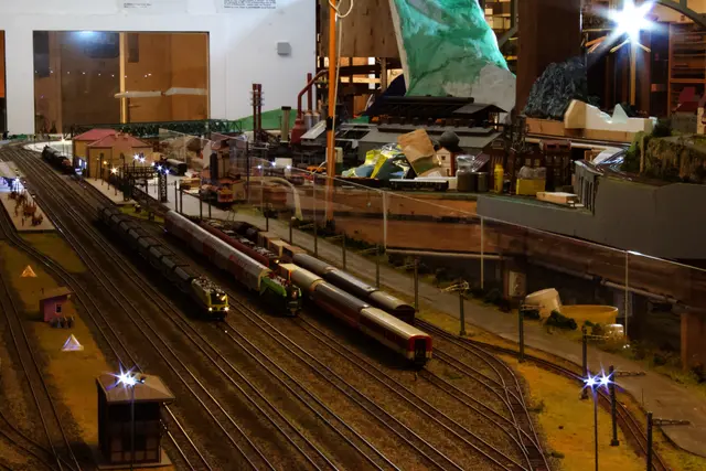 Enns Hauptbahnhof von der Westausfahrt fotografiert. Im Hintergrund das Hüttenwerk und die Hafenbrücke | Foto: Modellbahnclub Sankt Florian