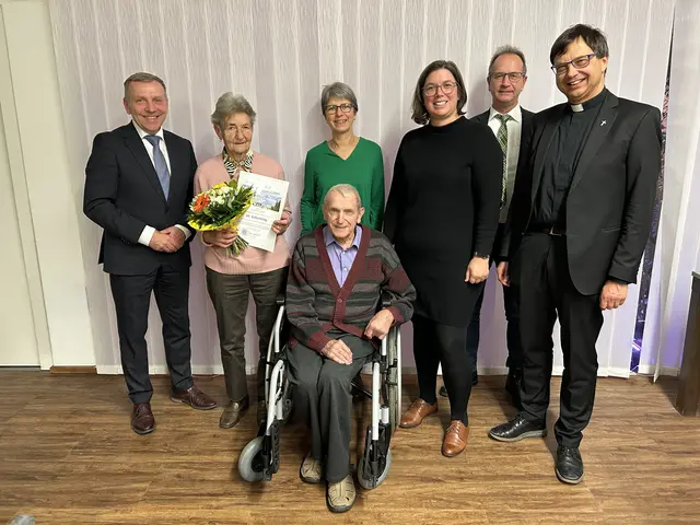 Josef Ramharter, Jubilarin Cäcilia Löscher mit ihrem Gatten Josef, Gudrun Löscher, Marlene Böhm-Lauter, Bernhard Löscher und Josef Rennhofer (v.l.) | Foto: Stadtgemeinde Waidhofen/Thaya
