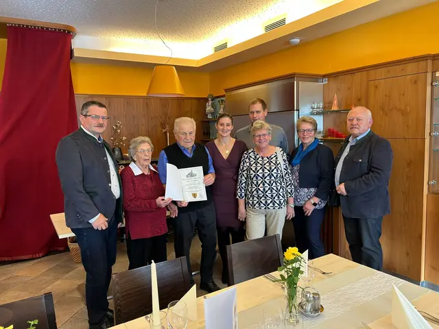 Werner Liebhart, Maria und Ernst Schrammel, Claudia Strobl, Manfred Strobl, Paula Altrichter, Christa Breier-Fasching und Josef Flicker (v.l.) | Foto: Gemeinde Pfaffenschlag