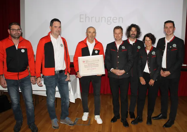 Fabian Schultes, Daniel Reinstadler, Christian Kirchebner, Ekkehard Wimmer, Peter Haidacher, Kathrin Puelacher und Maximilian Riml. | Foto: Bergrettung Tirol