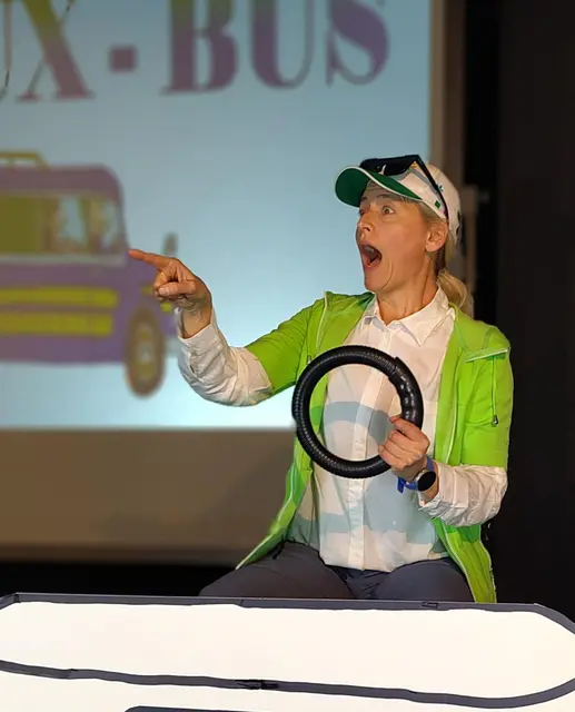 Alles anschnallen: McBEE alias Sabrina Wallner hat ein neues pantomimisches Stück auf die Beine gestellt. | Foto: McBEE Studio