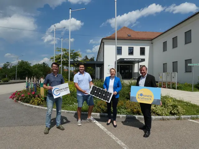 DI Gregor Danzinger (Klima- und Energiemodellregion Retzer Land), Bgm. Markus Baier, Regionsleiterin Mag.a Regina Engelbrecht und Dr. Herbert Greisberger (GF Energie- und Umweltagentur des Landes NÖ): Am Bildungscampus Zellerndorf befindet sich eine 114 kWp große kommunale PV-Anlage.  (Foto aus 2020) | Foto: eNu