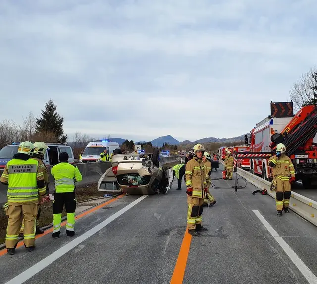 Nach einem Verkehrsunfall auf der A10 Tauernautobahn lag eines der Unfallfahrzeuge auf dem Dach. Die Freiwilligen Feuerwehren Kuchl und Golling waren im Einsatz.  | Foto: Freiwillige Feuerwehr Kuchl
