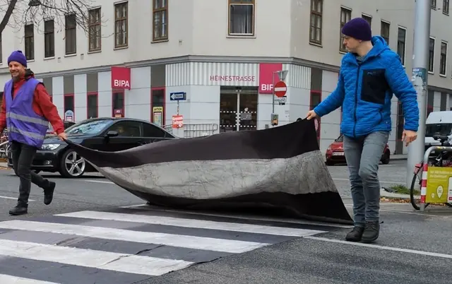 Die Partei Links rollte ihren eigenen Zebrastreifen aus Stoff aus.  | Foto: LINKS