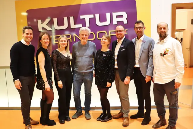 Florian Scheuba (Bildmitte) mit Bgm. Alexander Ernst (li) und dem Kulturteam Werndorf. | Foto: Edith Ertl