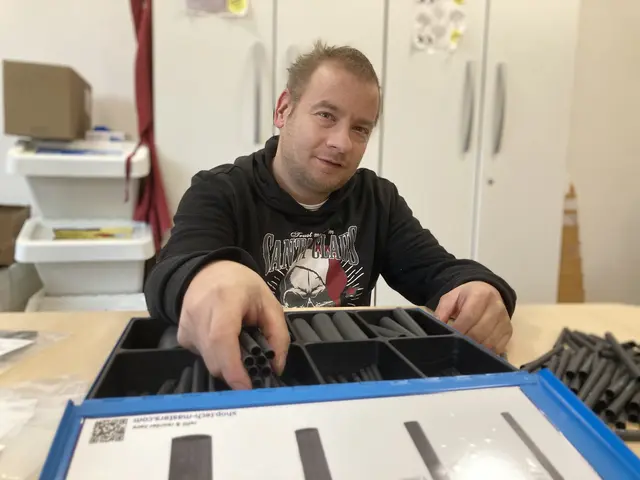 Manuel Picker sortiert am Pamingerhof in St. Aegidi Schläuche in einen Sortimentskoffer ein. | Foto: Caritas
