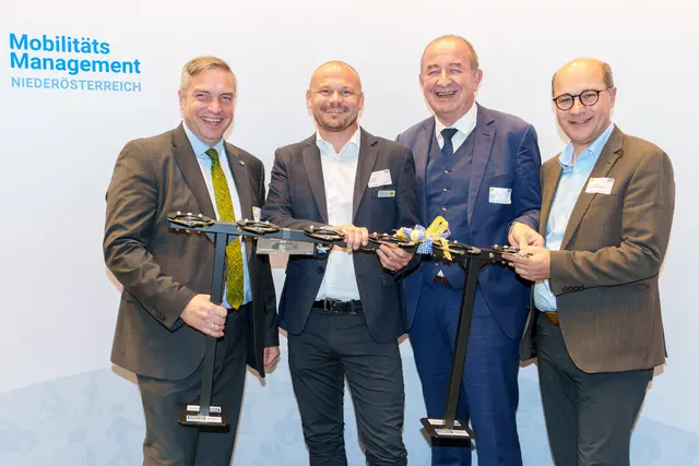 Die Preisträger aus Fischamend: LAbg. Hubert Keyl, Florian Ceyka (Bauamt Fischamend), Franz Gausterer (NÖ.Regional), Gemeindebundpräsident Johannes Pressl | Foto: Josef Bollwein