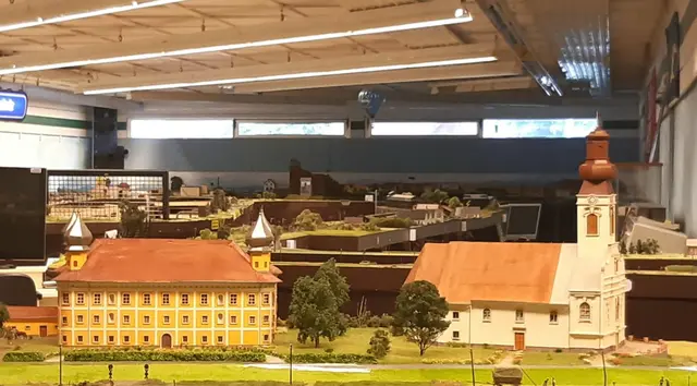 Blick auf Schloss Gleinstätten mit den markanten Zwiebeltürmen und die Pfarrkiche Gleinstätten | Foto: Freunde der Sulmtalbahn