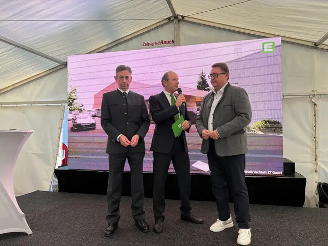 Werner Ressi und Martin Graf im Gespräch mit Urs Harnik | Foto: Almer