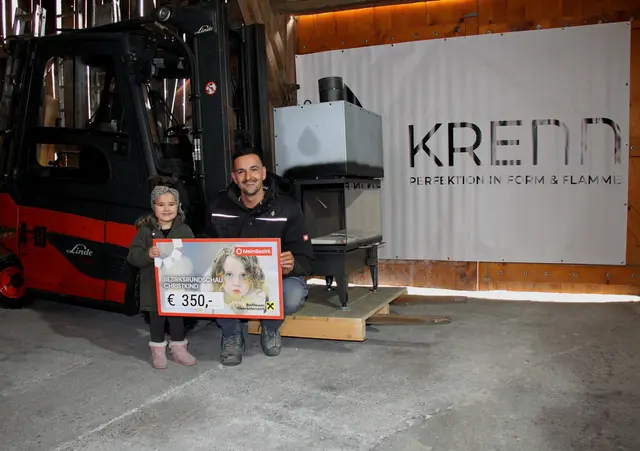 Chef René Krenn mit Tochter Annalena bei der Spendenübergabe. | Foto: MeinBezirk/Schütz