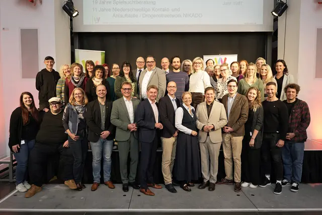 Die Mitarbeiterinnen und Mitarbeiter der sozialpsychischen Beratungsstelle in Wels feierten gemeinsam Jahrzehnte der Beratungshilfe für die Stadtbevölkerung. | Foto: Wenzel