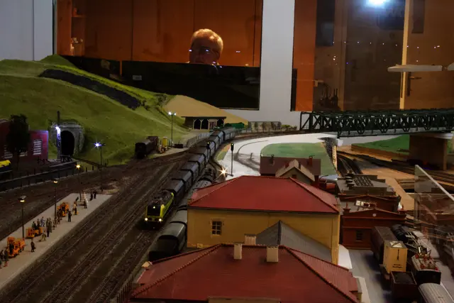 Durchfahrt durch Enns. Im Hintergrund das Heizhaus mit Huntscher Bekohlungsanlage. | Foto: Modellbahnclub Sankt Florian