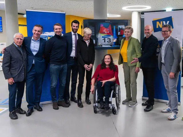 Claudia Lösch (mitte) mit allen anderen Mitgliedern der niederösterreichischen Sportlegenden | Foto: Fabian Nadlinger