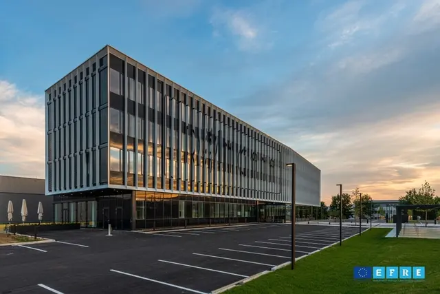 Wie auch am. Ringana-Campus in St. Johann in der Haide wird auch der neu gestaltete Standort mit einer Glasbrücke für interessierte Besucherinnen und Besucher spannende Einblicke bieten. | Foto: ATB_AnnABlaU