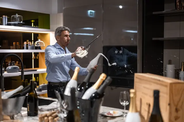 Thomas Kerschhaggl beim „Säbeln“ des Vino Spumante No. 1
