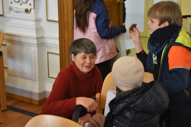 Bezirkschefin Silvia Nossek (Grüne) pflegt den engen Austausch mit den jungen Währingern beim Kinder- und Jugendparlament. | Foto: BV18