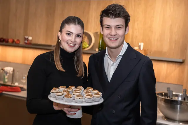 Mara Kreidl (verwöhnte die Besucher mit süßen Köstlichkeiten wie Cupcakes) und Johannes Wetscher
