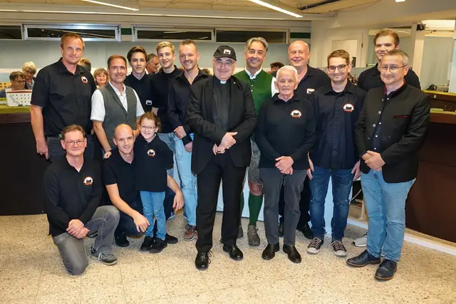 "Freunde der Sulmtalbahn" mit Bischof Wilhelm Krautwaschl und Moderator Armin Klein im Vorjahr bei der Enthüllung von Schloss Seggau | Foto: Arthur's Fotostudio