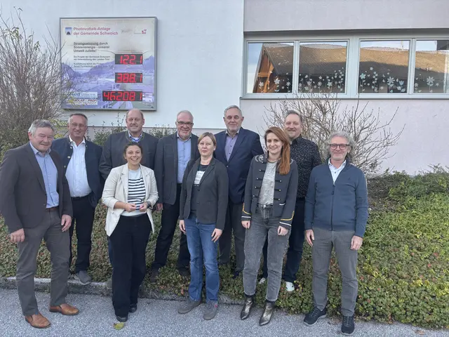 Gruppenfoto beim Kick-off des Energie-Digitalprojekts in Schwoich: Peter Payr (Bgm. Schwoich), Andreas Ehrenstrasser (Bgm. Langkampfen), Josef Ritzer (Bgm. Ebbs), Andreas Mayer, Georg Juffinger, Martin Salcher, Melanie Steinbacher (Regionalmanagement KUUSK), Daniela Stangl und Wolfgang Kreuzer, der das Projekt leitet (v.l.) | Foto: KUUSK