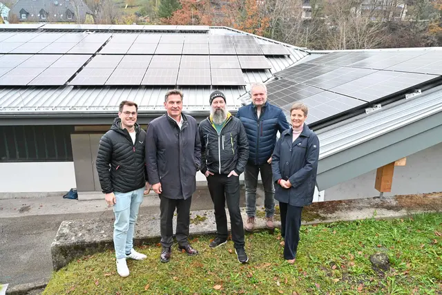 Philipp Peham (Leiter Stabstelle Energiemanagement), Bürgermeister Werner Krammer, Bau-Stadtrat Martin Dowalil, Infrastruktur-Stadtrat Anton Schörghofer und Umwelt-Stadträtin Gudrun Schindler-Rainbauer vor der erweiterten PV-Anlage am Dach der Kläranlage. | Foto: Stadt Waidhofen