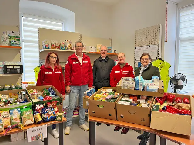 Nicole Asanger, Helmut Gratzer, Pfarrer Christian Poschenreiter, Sabine Neubauer sowie Maria Schörghofer bei der Übergabe der prall gefüllten Kartons mit Lebensmittel | Foto: RKNÖ