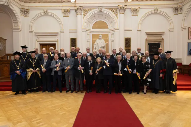 56 Absolventinnen und Absolventen der Uni Graz, die vor 50 Jahren ihren Doktorgrad erworben hatten, feierten kürzlich ihre „Goldene Promotion“. Bei einem Festakt in der Aula erneuerten sie ihr Promotionsgelöbnis. | Foto: Uni Graz/Foto Gasser