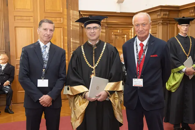 Gernot Patzak (r.) promovierte vor 50 Jahren. In der Uni Graz erhielt er nun das „Goldene Doktordiplom“ überreicht. Rektor Peter Riedler (Mitte) überreichte die Auszeichnung. | Foto: Uni Graz/Foto Gasser