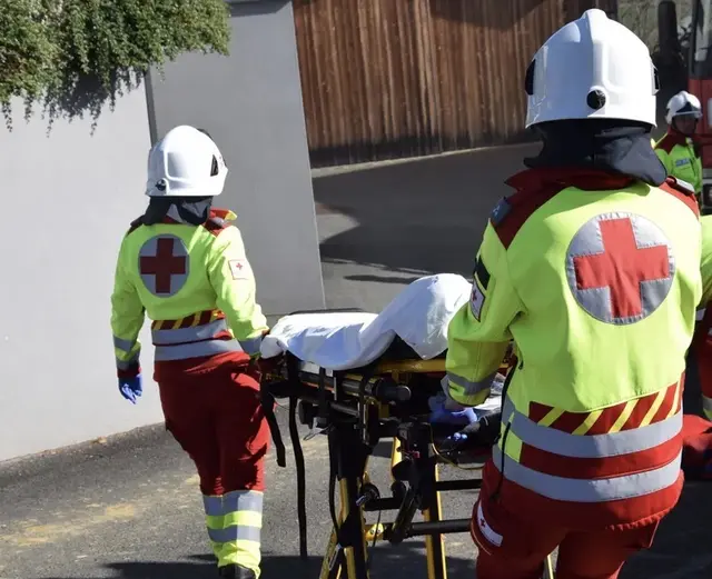 Ein 55-Jähriger stürzte aus noch unbekannten Gründen durch ein Ernit Wellendach. | Foto: MeinBezirk/Leonie Herrmann