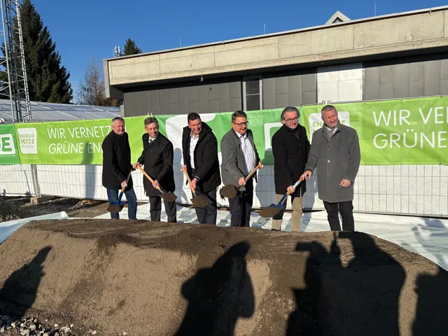 Spatenstich der Energie Steiermark-Verantwortlichen mit Bürgermeister Jochen Bocksruker | Foto: Almer