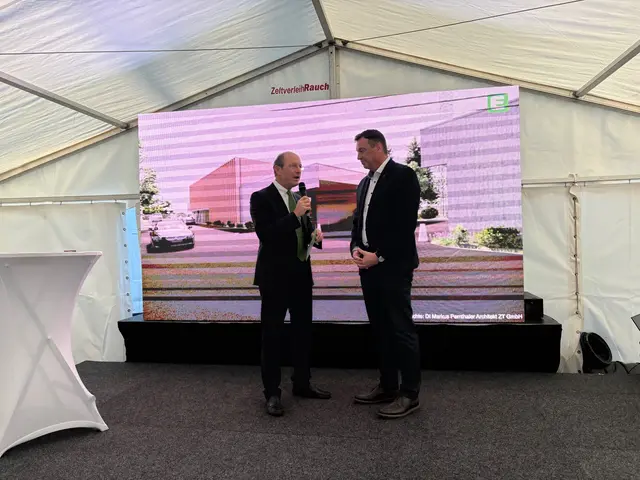 Moderator Urs Harnik mit Bürgermeister Jochen Bocksruker | Foto: Almer