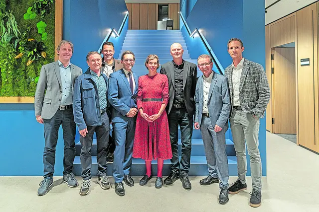 BM DI Joachim Resch (Leiter Technische Abteilung Wohnbau Bergland); BM Ing. Gerald Stadler (STRABAG AG); Ing. Markus Feuersinger (Bauleiter Wohnbau Bergland); Dir. Dr. Philipp Radlegger (Obmann und Geschäftsführer Wohnbau Bergland); DI Karin Walch (Bednar+Walch Landschaftsarchitektur); GF Architekt DI Andreas Volker (Andreas Volker Architekt ZT GmbH); Bgm. Andreas Wimmreuter (Stadtgemeinde Zell am See); Christoph Weißenbacher, B.Sc. (Obmann-Stv. Wohnbau Bergland). | Foto: agentur-dreirad.at