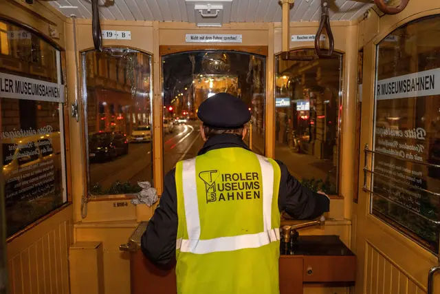 Die Steuerung des über 100 Jahre alten Triebwagens ist selbst für erfahrene Fahrerinnen und Fahrer eine Herausforderung.  | Foto: IKM/D. Jäger