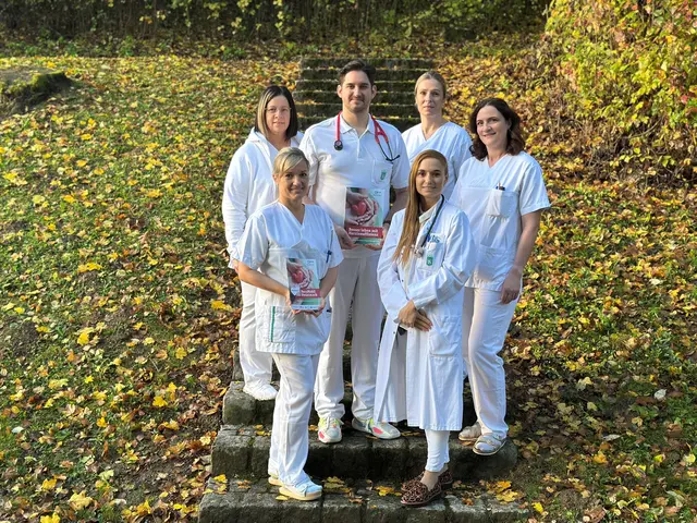 Eder Michaela, Alexander Muster, Ramona Wurzinger und Roswitha Marbler (hinten v. l.) mit Nicole Milak und Denise Konrad (vorne v. l.) | Foto: LKH Oststeiermark