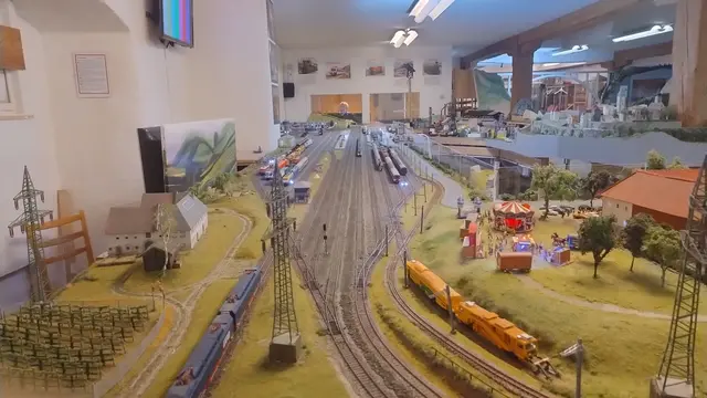 Totalansicht des Bahnhof Enns. Rechts ist die Stadt Enns zu sehen und ganz im Hintergrund die Falkensteinbrücke. | Foto: Modellbahnclub Sankt Florian