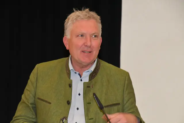 Bgm. Thomas Kalcher gab viel Einblick in das Geschehen der Stadtgemeinde samt den finanziellen Aufwendungen. | Foto: Anita Galler