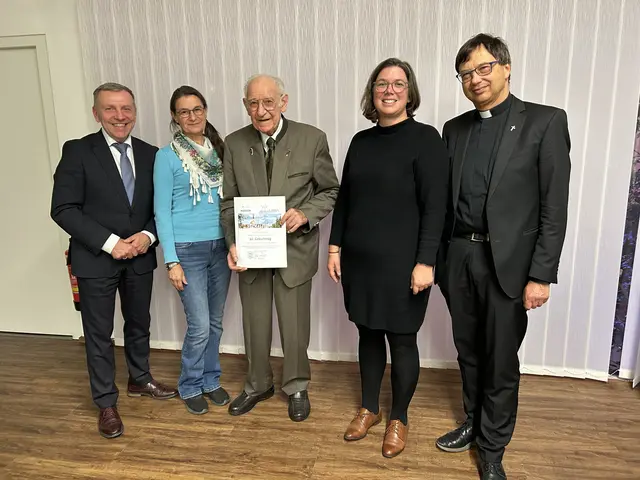 Josef Ramharter, Eva Altrichter, Jubilar Gottfried Zwinz, Marlene Böhm-Lauter und Josef Rennhofer (v.l.) | Foto: Stadtgemeinde Waidhofen/Thaya