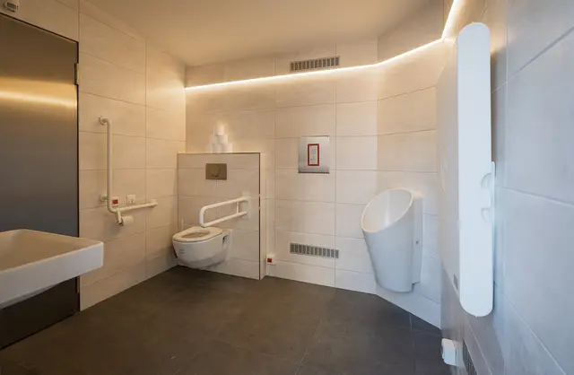 Die neue Anlage in Mülln ist mit einem WC, einem Urinal, einem Waschbecken sowie einem Wickeltisch ausgestattet. | Foto: Stadt:Salzburg / Alexander Killer