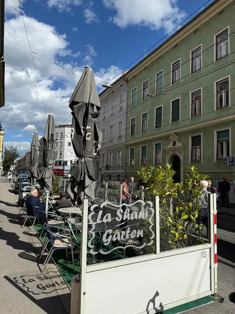 In der warmen Jahreszeit kann auch vor dem Lokal in der Steyrergasse 106 Platz genommen werden. | Foto: Lashani/Cafe Bali