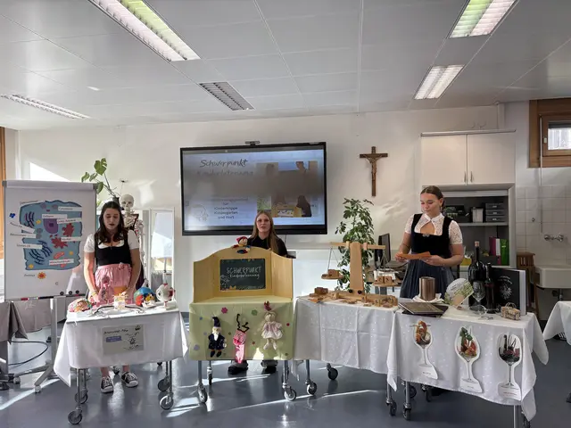 Schülerinnen stellen die drei Schwerpunkte der Bildungseinrichtung vor.  | Foto: Elisabeth Zangerl