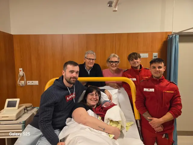 Dieses Foto mit den glücklichen Eltern und dem kleinen Leopold sowie den Helferinnen und Helfern entstand am Geburtstag im Krankenhaus. | Foto: Rotes Kreuz/Povsek