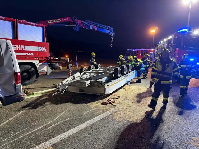 Das Ladegut - drei Bigpacks mit Getreide sowie ein Pflug landeten auf der Schnellstraße. | Foto: Fire Veiter - FF St.Veit/Glan