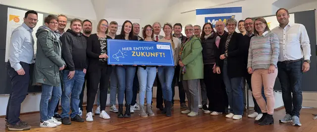 Bürgermeister Patrick Layr (rechts) mit den Teilnehmerinnen und Teilnehmern der Zukunftswerkstatt im Schloss Weitra. | Foto: Stadtgemeinde Weitra