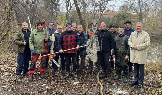 Stadtrat LAbg. Franz Dinhobl mit Mitgliedern des 1. Wiener Neustädter Fischereivereins in der Schmuckerau. | Foto: zVg