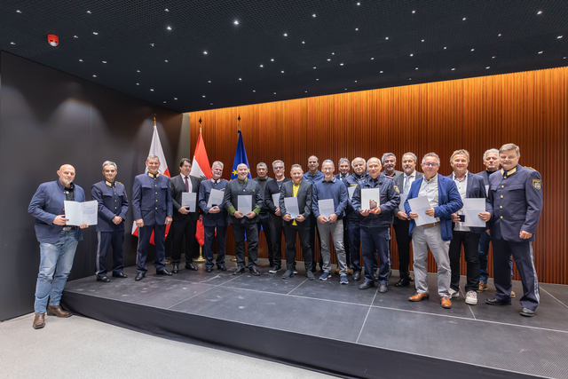 LPD-Stv. HR Mag. Johannes Freiseisen MA (2.v.li.), LPD Mag. Helmut Tomac (3.v.li.) und GenMjr Johannes Strobl BA (re.) mit allen geehrten Polizeibediensteten

  | Foto: Landespolizeidirektion Tirol, GrInsp Bernhard GRUBER