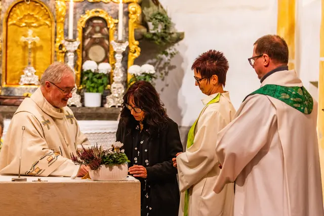 Verwaltungsvorständin Johanna Lanzl beim Unterzeichnen des Dekrets. | Foto: Diözese Linz