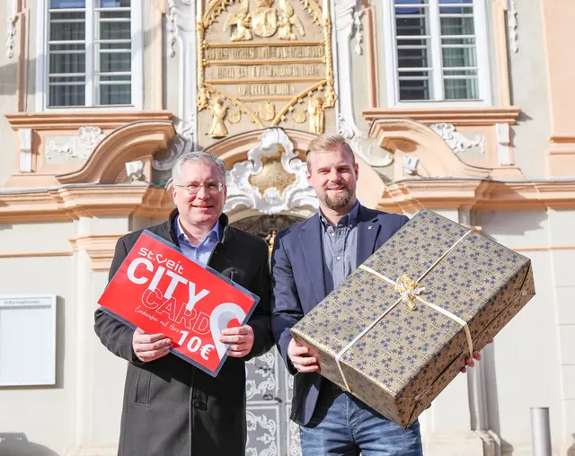 Einkaufen und gewinnen – heißt es ab Ende November: Bürgermeister Martin Kulmer mit Philipp Subosits von Peters Pelze | Foto: Stadt St. Veit